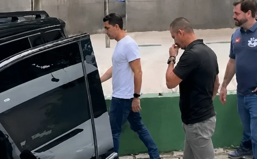 Após fugir de entrevista, JHC se esconde em carro para não falar com a imprensa