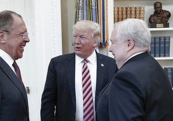 Trump diz que demissão de diretor do FBI aliviou pressão de investigação