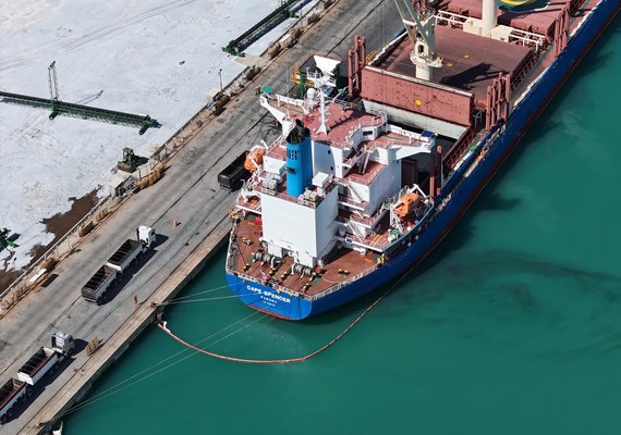 IMA multa empresa por contaminar o mar com subproduto do petróleo no Porto de Maceió