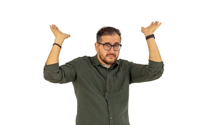 Transformando frustrações e dilemas em risadas, Afonso Padilha volta a Maceió com seu novo show