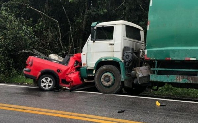 Colisão frontal entre carro e caminhão em Pilar tem três mortes confirmadas
