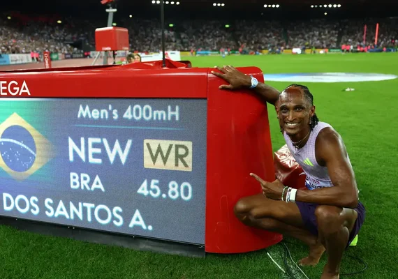 Alison dos Santos bate recorde mundial nos 400m com barreiras em etapa da Diamond League