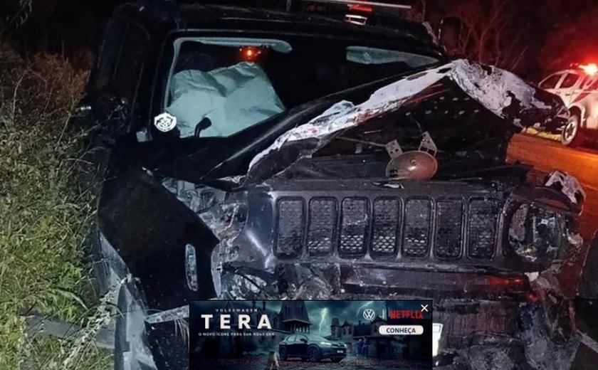 Grave acidente entre dois carros de passeio deixa duas pessoas mortas e uma ferida na AL-220