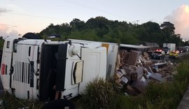 Condutor morre em tombamento de carreta na BR-101 em São Miguel