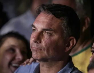 Flávio Bolsonaro recebe apoio de partidos e fala em mudar Constituição