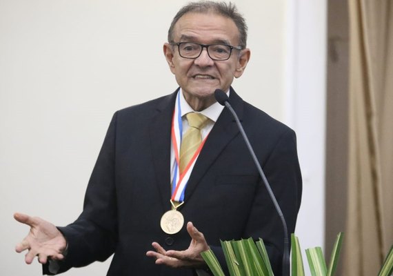 Alberto Rostand Lanverly é homenageado com a comenda Divaldo Suruagy