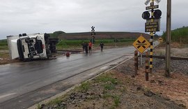 Caminhão tomba após colidir com VLT na Zona Rural de Rio Largo