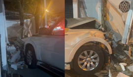 Idoso perde controle do carro, bate em poste e muro na Gruta