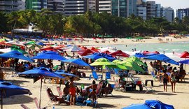 Quarta-feira de Cinzas teve movimento nas praias e no centro de Maceió