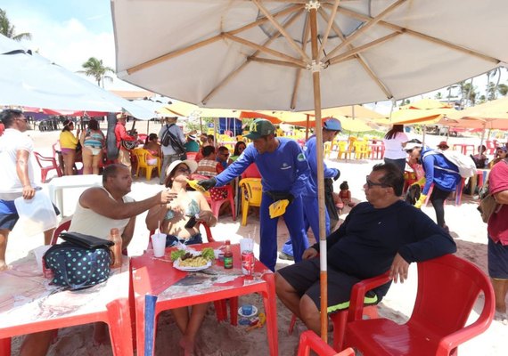 Prefeitura realiza ação de educação ambiental na Praia do Francês