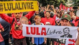 Manifestações na PF do PR marcam um ano da prisão de Lula