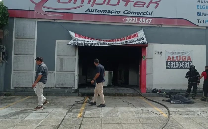 Incêndio atinge imóvel comercial desativado no Centro de Maceió