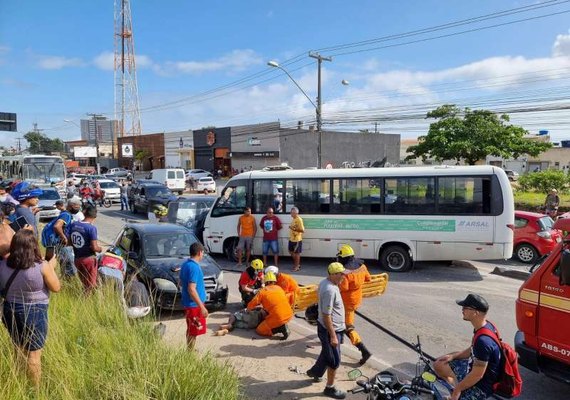 Acidente envolvendo cinco veículos deixa feridos e trânsito caótico na Menino Marcelo