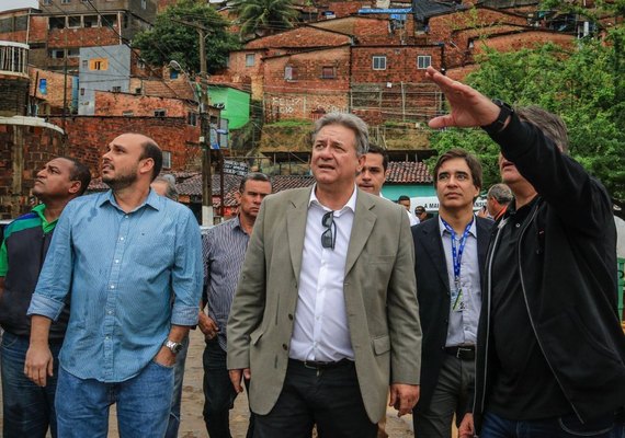 Representantes do governo federal constatam estragos em Maceió