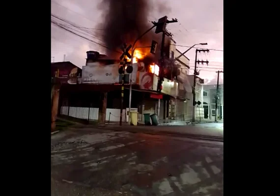 Restaurante pega fogo e assusta moradores em Rio Largo
