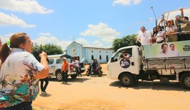 Moradora para caravana de Daniel Barbosa e agradece investimentos em vila de Arapiraca