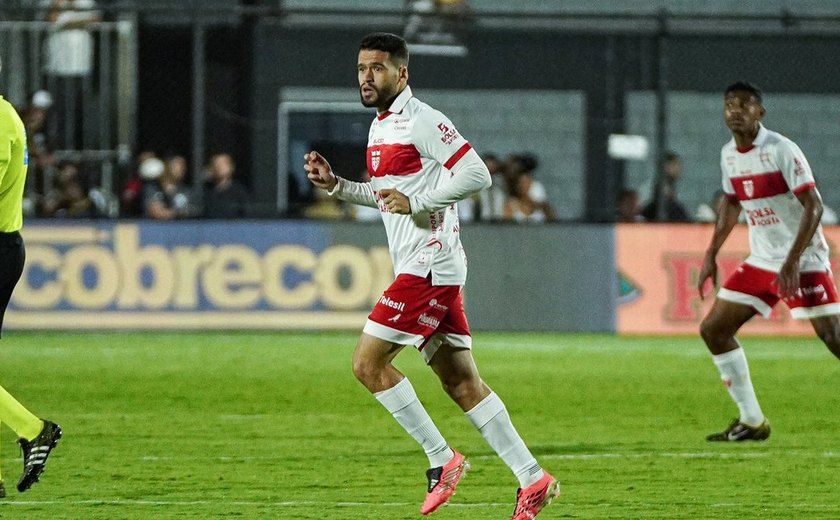 Patrick de Lucca deixa jogo com dores e retorna a Maceió para exames pelo CRB