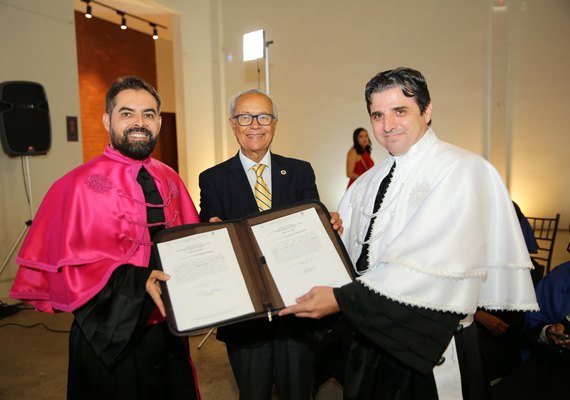 José Wanderley empossa reitor da Uneal