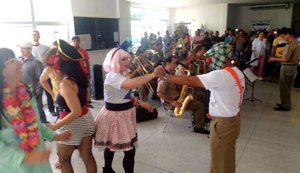 Banda da PM e Anjos do Riso fazem prévia de carnaval no HE do Agreste 