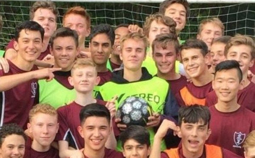 Cantor Justin Bieber joga futebol com estudantes na Inglaterra e surpreende fãs