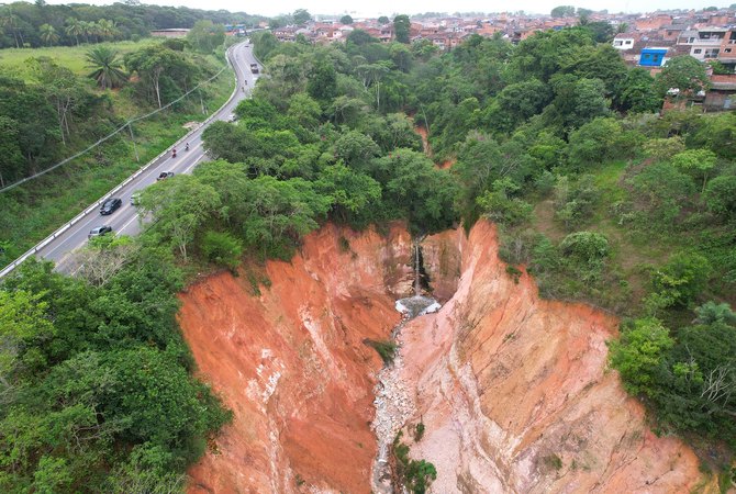 Erosão na Ladeira do Catolé preocupa moradores e motoristas