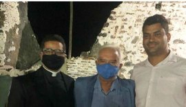 Padre lança livro sobre história de Maragogi nas ruínas do Mosteiro de São Bento