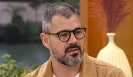 Ex-funcionária processa ator Juliano Cazarré por jornada de 14 horas e assédio moral