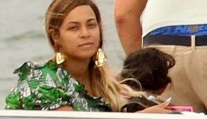 Beyoncé é clicada sem make durante passeio de barco