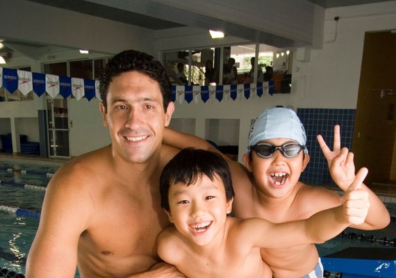 Medalhista olímpico na natação, Gustavo Borges participa de evento em escola de Maceió