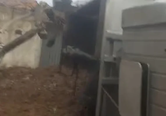 Caminhão caçamba perde freio em ladeira, derruba poste e danifica muro de residência em Arapiraca