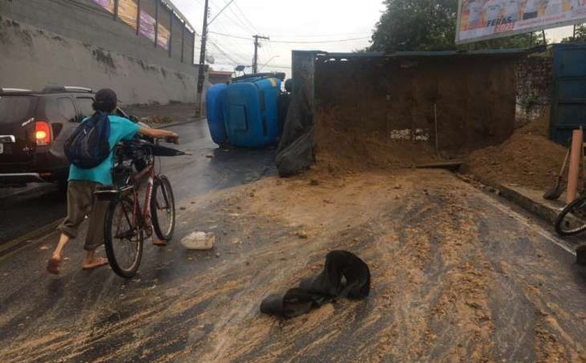 Caçamba tomba e deixa parte de avenida interditada