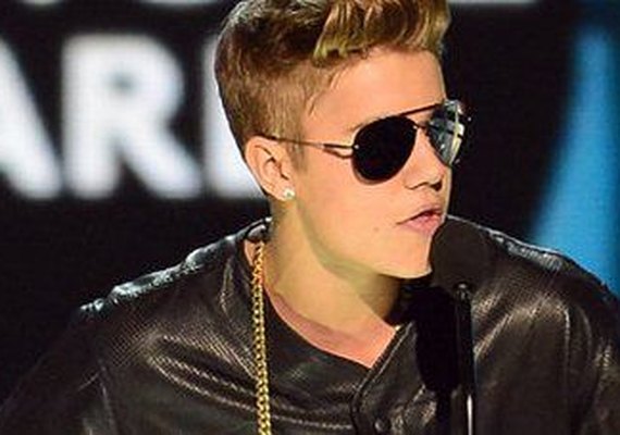 Bieber se envolve em polêmica e é grosseiro com fãs novamente: 'Sejam normais'