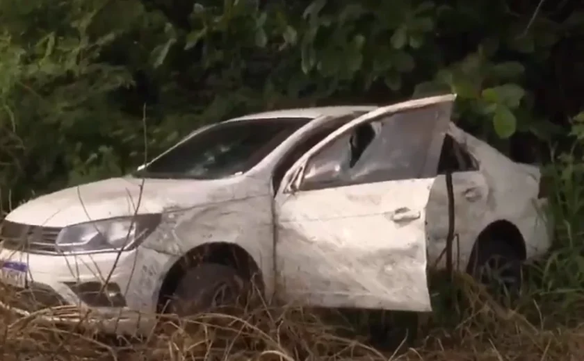 Motorista perde controle de carro e vai parar às margens da AL-101 Sul