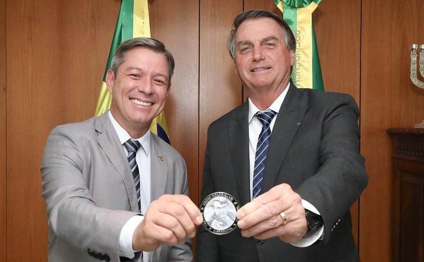 Investigado e inelegível, Bolsonaro volta a Alagoas