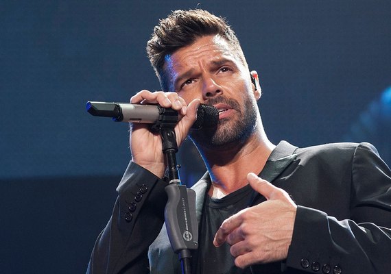 Cantor Ricky Martin pede indenização milionária após acusação de assédio sexual