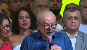 Eleito, Lula diz que é hora de 'restabelecer a paz entre os divergentes'