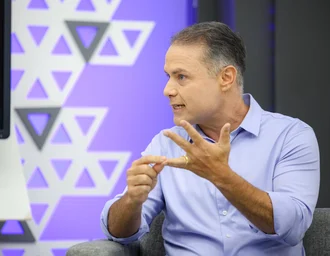 Em sabatina na TV Pajuçara, Renan Filho anuncia Cartão Escola 1000 e programa habitacional com recursos próprios