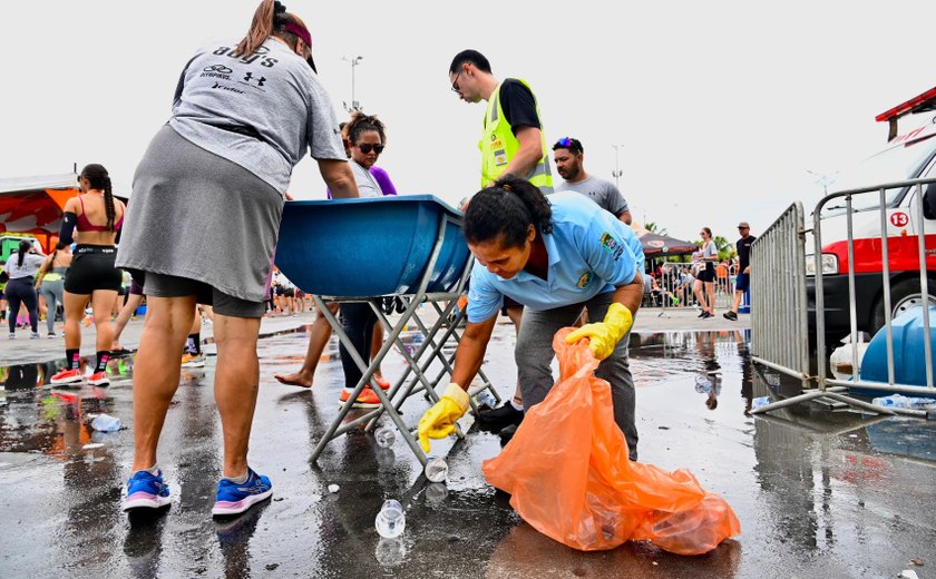 Cooperativa realiza coleta seletiva em evento de corrida na orla de Maceió