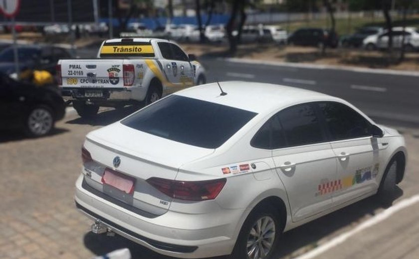 Taxista que administrava grupo de Whatsapp alertando sobre blitz é detido em Maceió