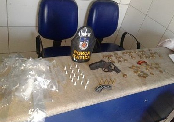 BPE apreende menor com arma de fogo escondida em residência no Jacintinho