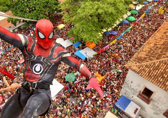 Em meio a impasse judicial, Homem-Aranha de Olinda mantém apresentação de Carnaval