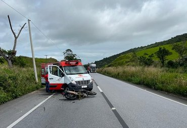 Homem de 29 anos fica ferido após colidir com a motocicleta em poste na BR-101
