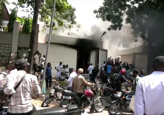 Manifestantes do Congo atacam embaixadas na capital em escalada de conflito