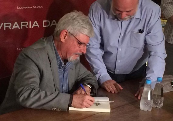 Janot lança livro em São Paulo: 'Hoje, a palavra é escrita', diz