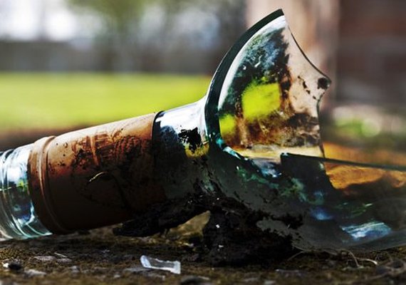 Homem é preso depois de agredir mulher com 'garrafada' no rosto