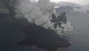 Sobe número de mortos por tsunami; vulcão ainda está em erupção