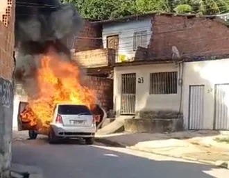 Carro é destruído por incêndio na parte alta de Maceió