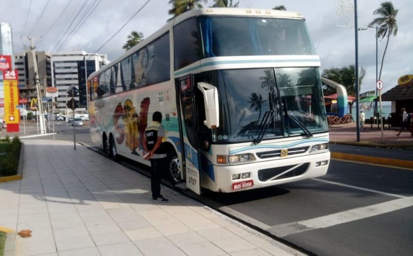 SMTT fiscaliza ônibus de turismo na orla de Maceió