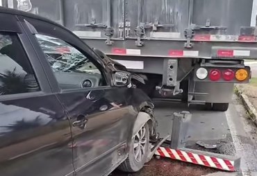 Carro bate na traseira de carreta e deixa trânsito lento na AL-220, em Arapiraca