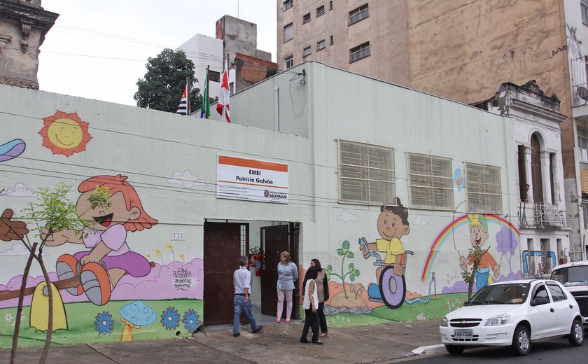 Ato em SP critica uso de escola pública em filme contra Paulo Freire